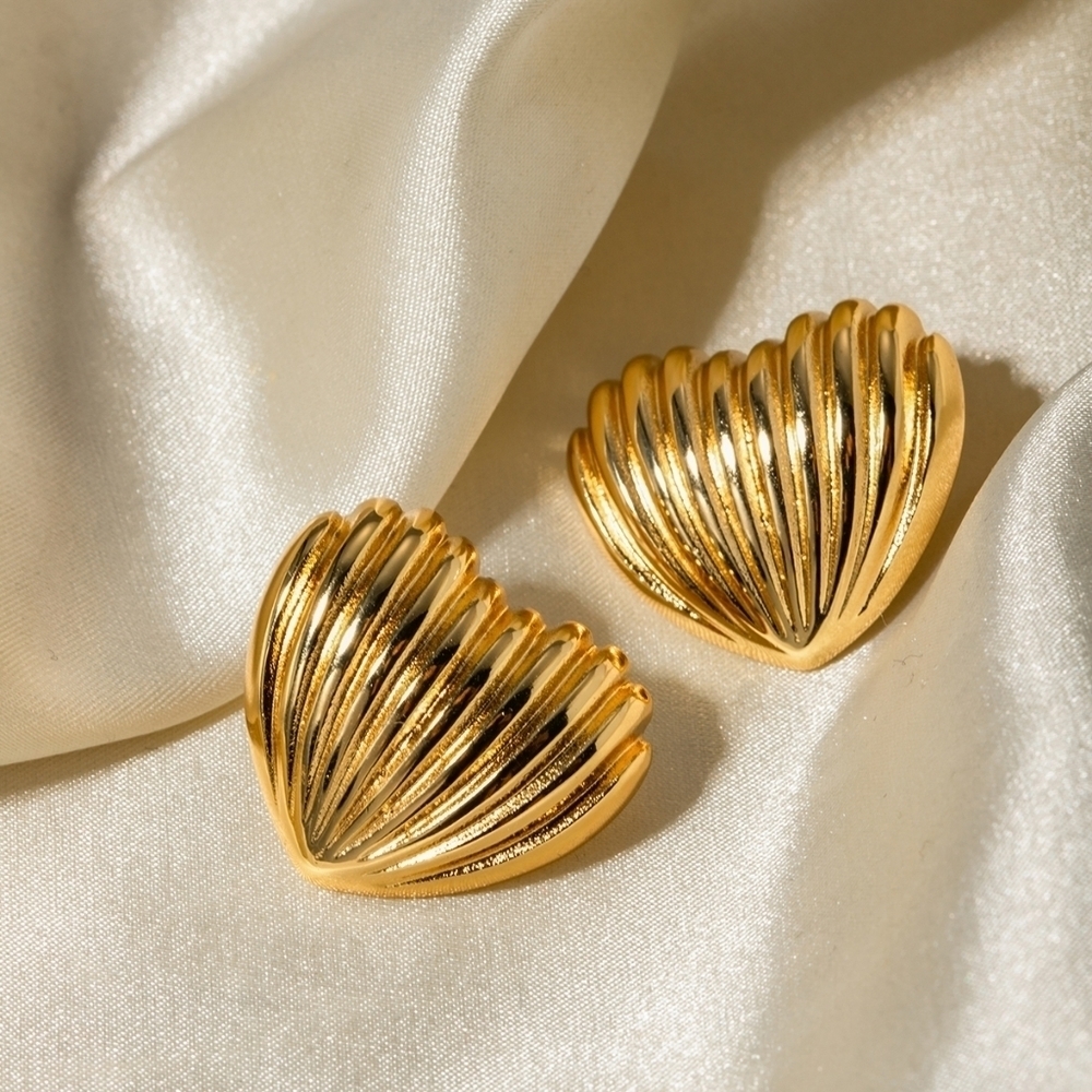 Nwt Non Tarnish heart earrings heaven mayhem Inspired